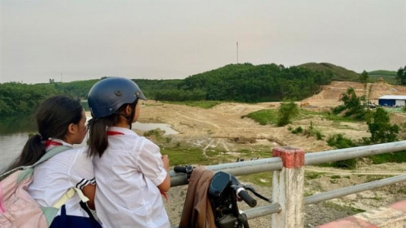 Một cảnh tượng mô tả việc giao tiếp và hội nhập văn hóa khi sống ở Tây Âu, có thể là một lớp học ngôn ngữ hoặc một buổi gặp gỡ đa văn hóa.